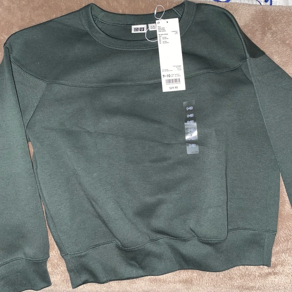 UNIQLO girls crew neck. new with tags! size 9-10. great quality. dark green